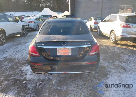 2017 Mercedes-Benz E 300 4Matic z USA, uszkodzony, nr VIN WDDZF4KB7HA091162